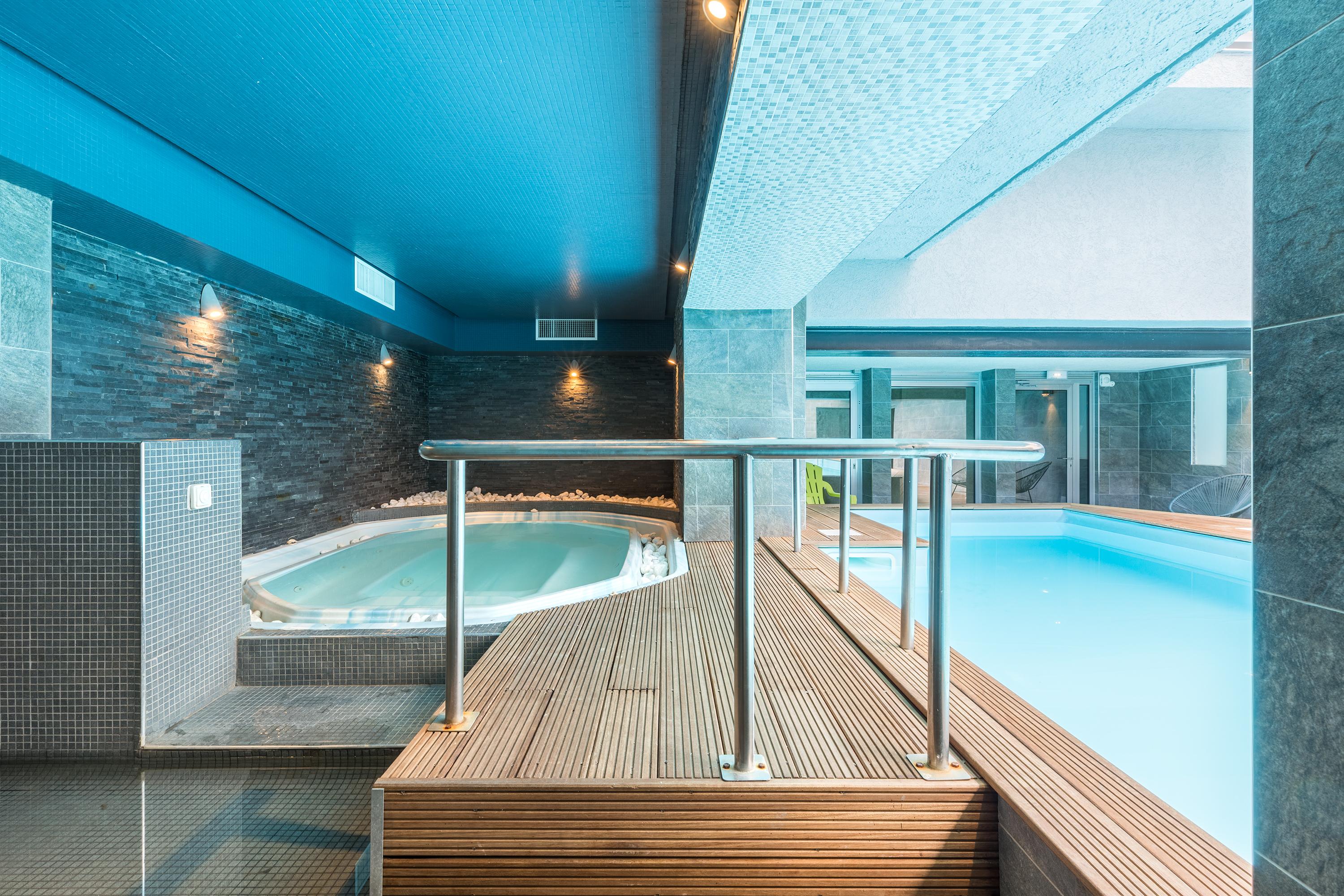 Hotel Brise De Mer - Piscine Interieure & Exterieure Saint-Raphaël Екстериор снимка