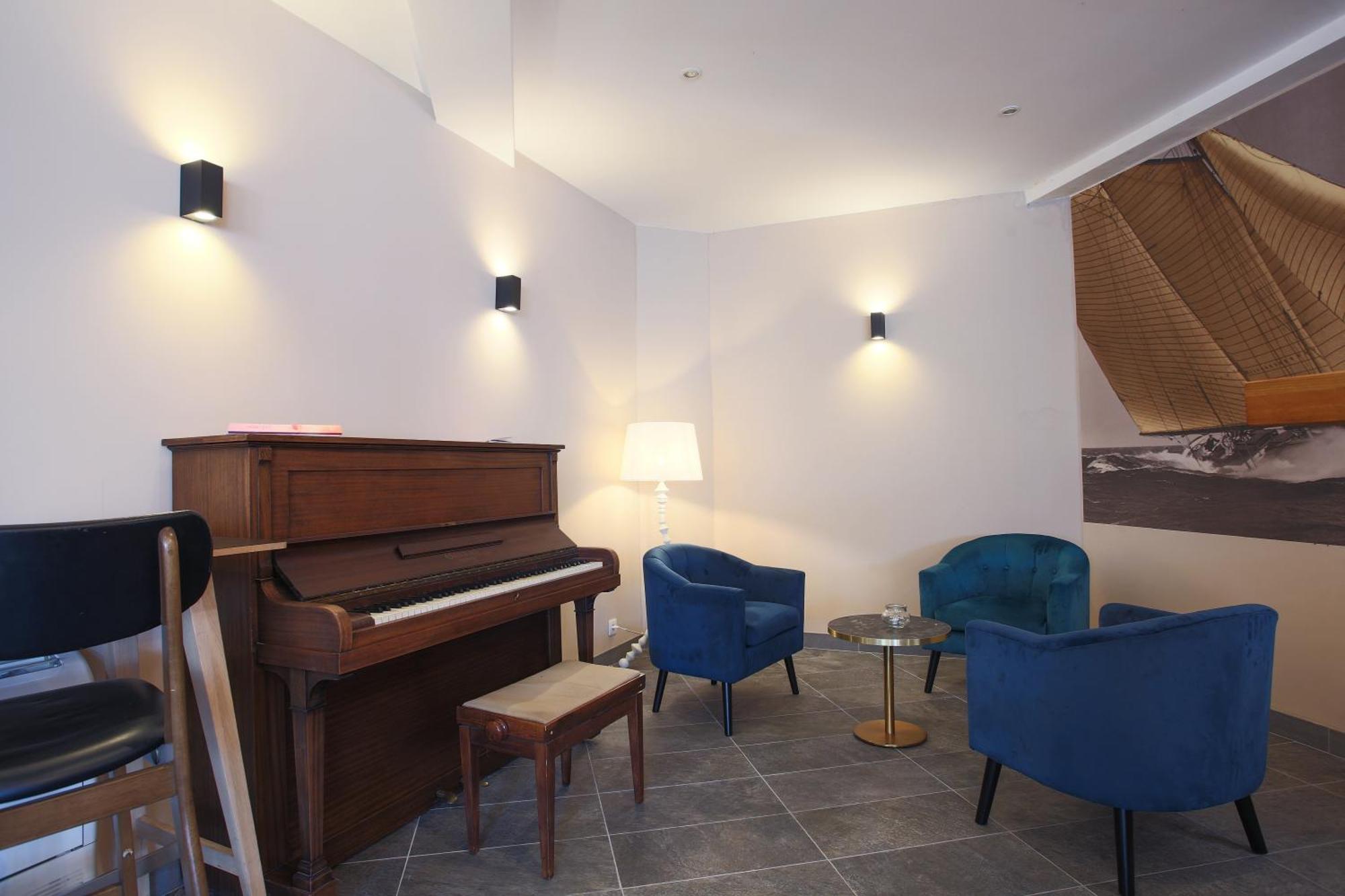 Hotel Brise De Mer - Piscine Interieure & Exterieure Saint-Raphaël Екстериор снимка