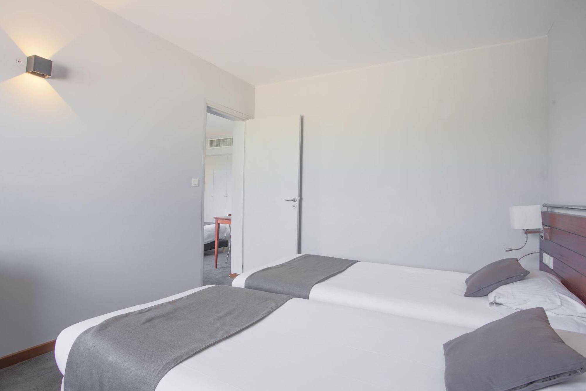 Hotel Brise De Mer - Piscine Interieure & Exterieure Saint-Raphaël Екстериор снимка
