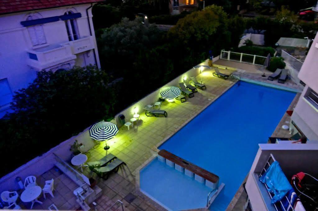 Hotel Brise De Mer - Piscine Interieure & Exterieure Saint-Raphaël Екстериор снимка